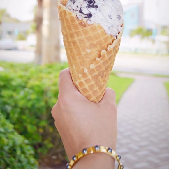 KATE SPADE • Charcoal Tag Along Cuff Bracelet - Picture 4 of 7